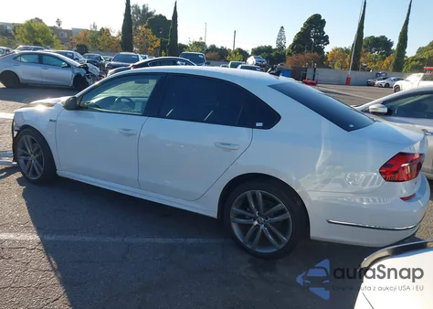 2018 Volkswagen Passat 2.0T R-Line/2.0T S z USA, uszkodzony, nr VIN 1VWAA7A35JC022477